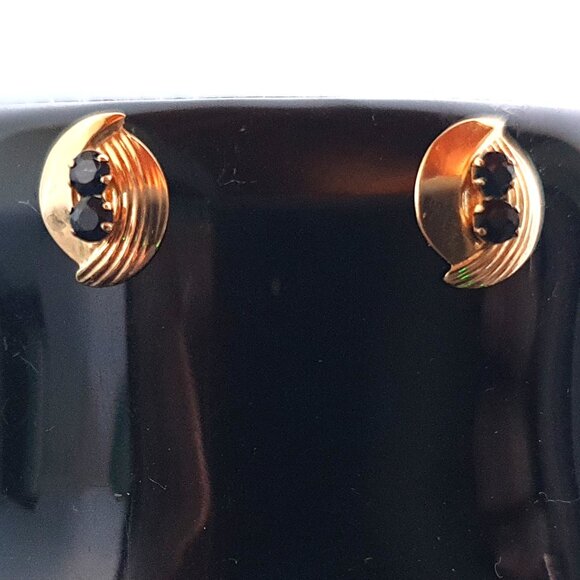 Dainty Vintage 14K Gold & Natural Sapphire Stud Earrings - Picture 9 of 12